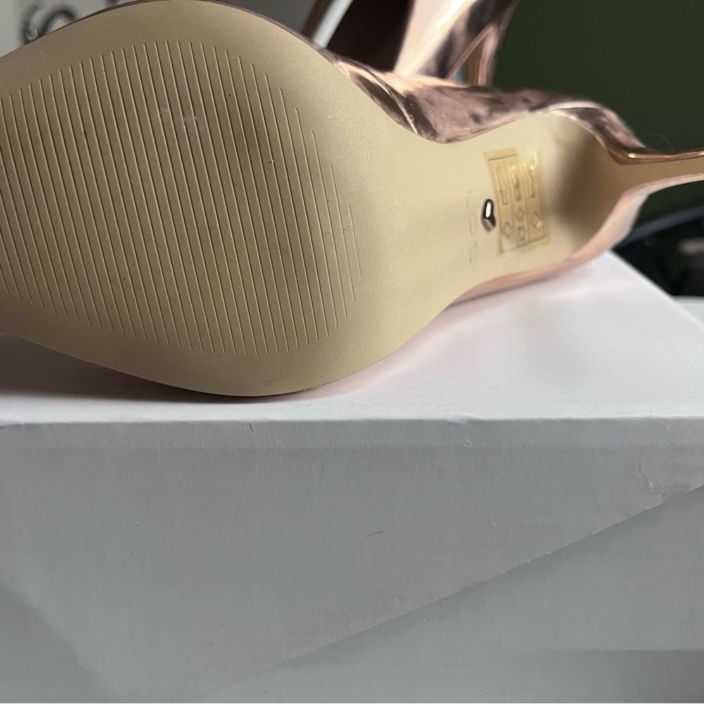 Metallic Rose Gold Pump - Picture 3 of 4